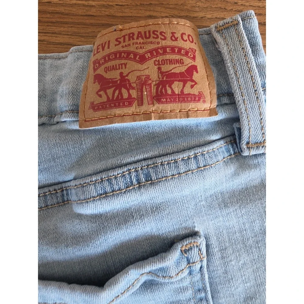 Levis Womens Mid Length Denim Shorts Light Wash Cuffed Hem Size 32 Pair